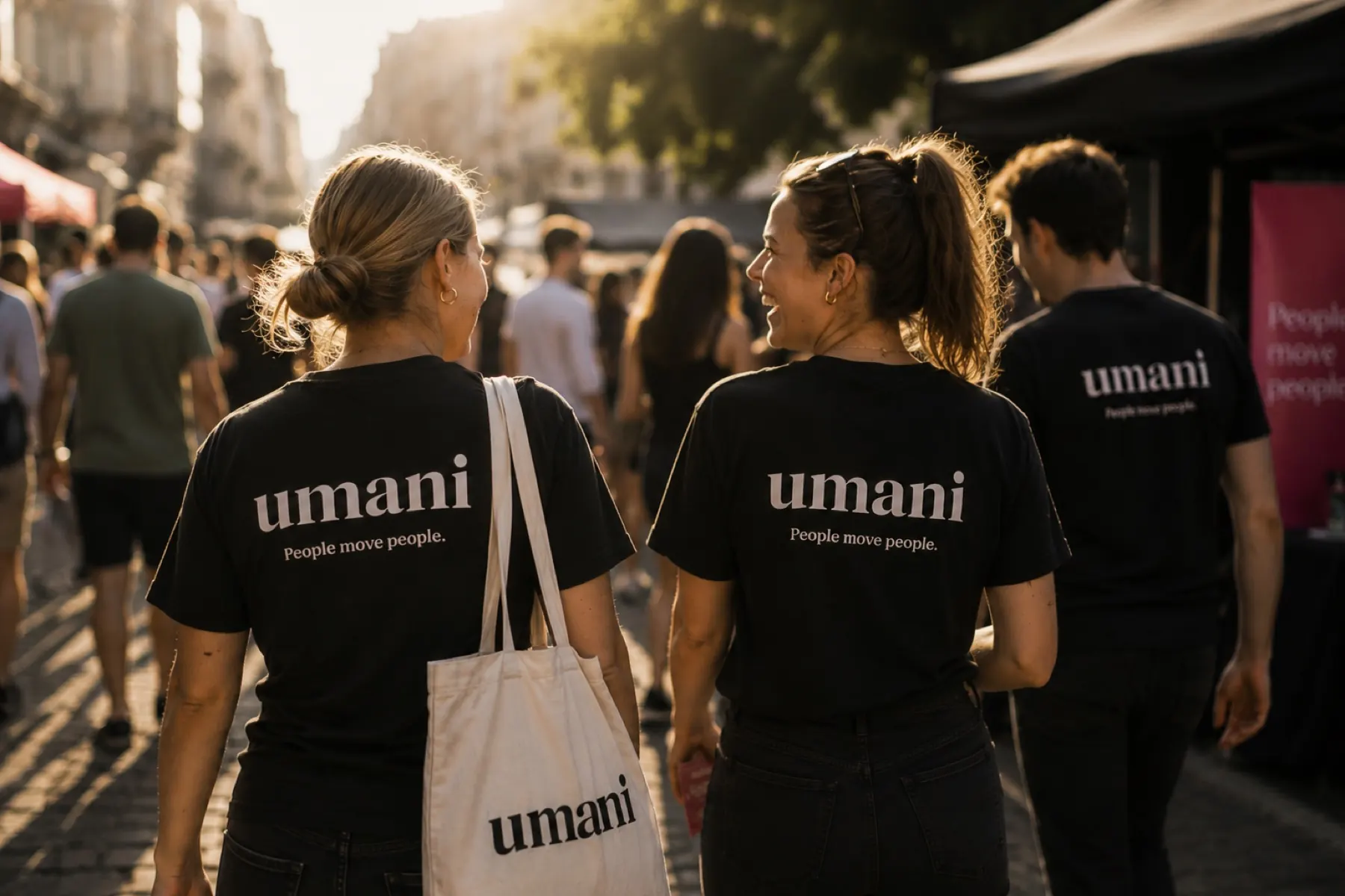 Umani-teamet i marken, iført brandede t-shirts med teksten 'People move people.'